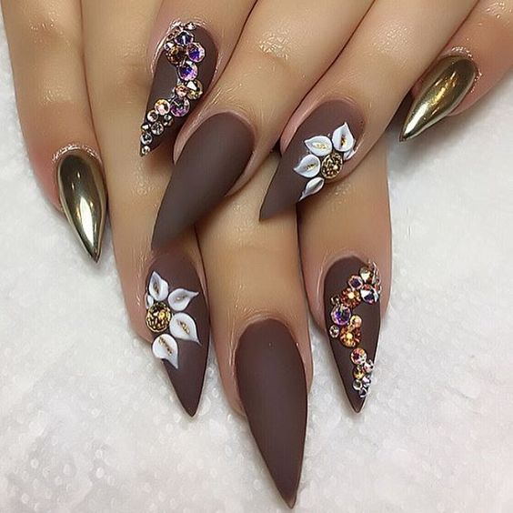 طلاء اظافر بألوان واشكال فاخرة 985240494.jpg